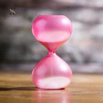 Sablier en forme de cœur, symbole d'amour et de temps qui passe