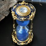 Ancien sablier décoratif pour une touche d'authenticité