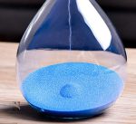 Sablier en verre bleu, objet de design moderne et chic