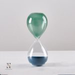 Sablier coloré avec des couleurs vives pour la décoration