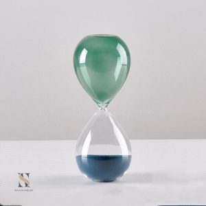 Sablier coloré avec des couleurs vives pour la décoration