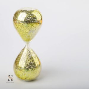 Sablier design, paillettes en mouvement pour une touche artistique