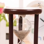 Sablier en bois artisanal, objet de décoration intemporel