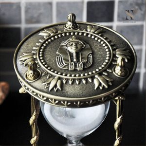 Sablier en laiton, symbole du passage du temps