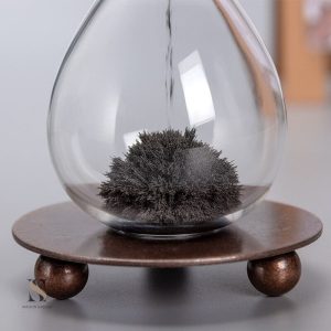 Sablier artistique, mélange de sable et ferrofluide