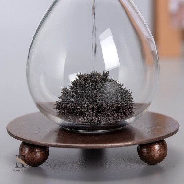Sablier artistique, mélange de sable et ferrofluide