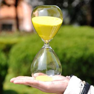 Sablier en verre jaune, accessoire de décoration intemporel