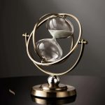 Sablier design avec sable coloré pour un style contemporain