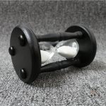 Sablier décoratif en noir et blanc, accessoire tendance