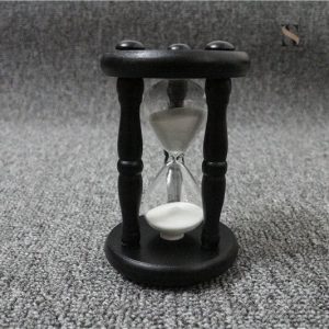 Sablier moderne en noir et blanc, idéal pour le style contemporain