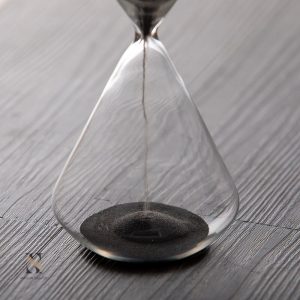 Accessoire de décoration : sablier scandinave en verre