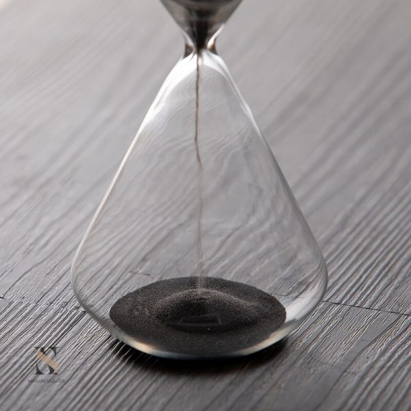 Accessoire de décoration : sablier scandinave en verre