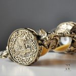 Sablier serpent, un objet d'art fonctionnel