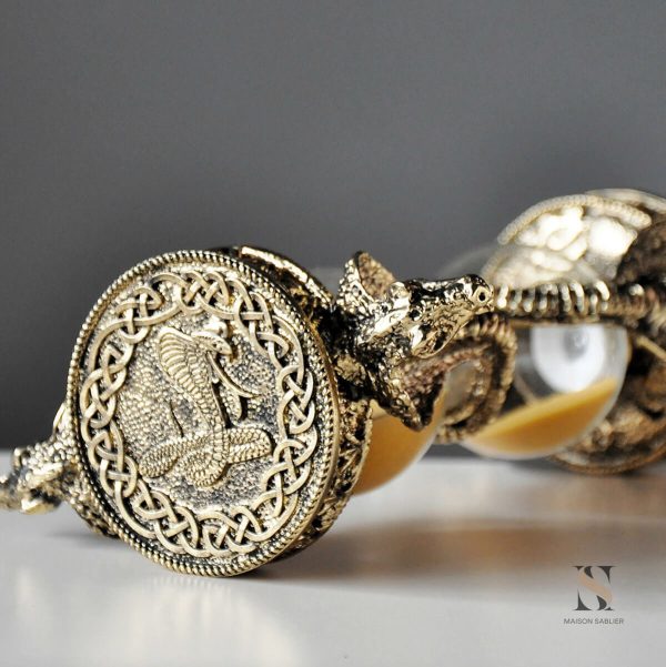 Sablier serpent, un objet d'art fonctionnel