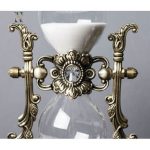 Sablier ancien en verre et bois pour intérieur élégant