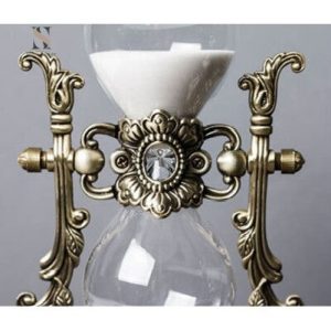 Sablier ancien en verre et bois pour intérieur élégant