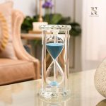 Accessoire de décoration : sablier en verre transparent