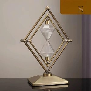 Sablier décoratif en métal et verre, élément de design élégant