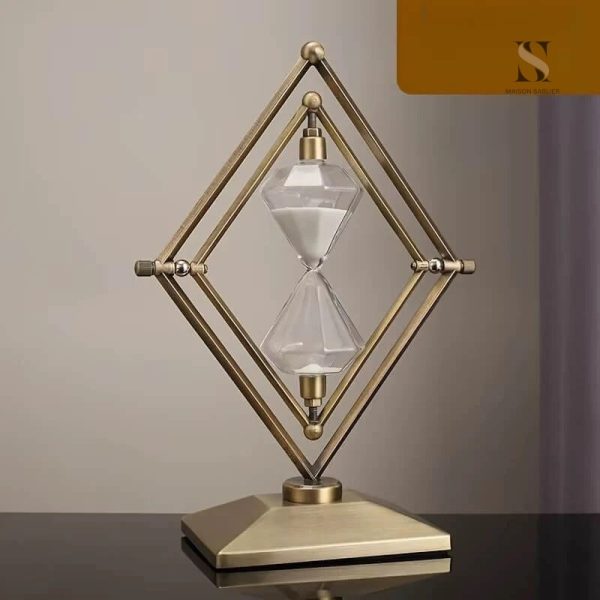 Sablier décoratif en métal et verre, élément de design élégant